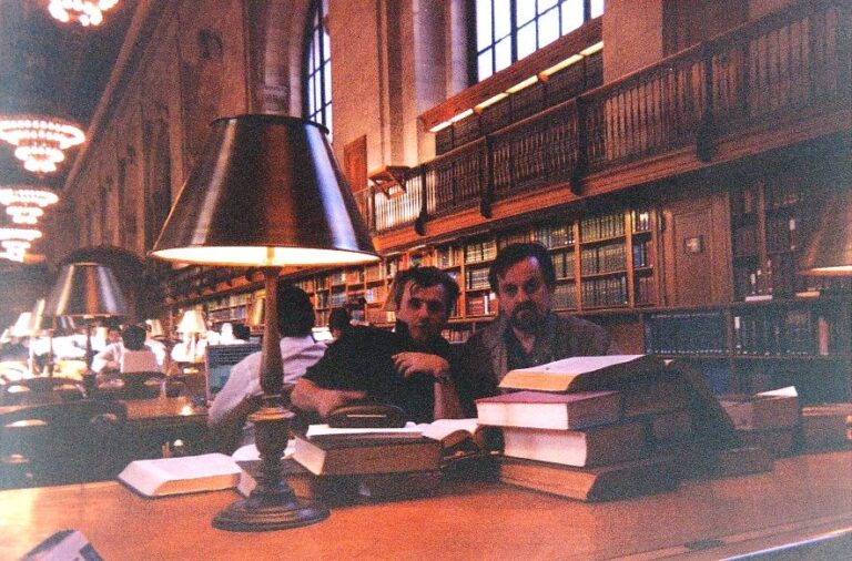 Alexandru Buican și Mihai Vinereanu La New York Public Library, lucrând la Brâncuși. O biografie și, respectiv, Dicționarul Etimologic al Limbii Române, în prima jumătate a deceniului I.
